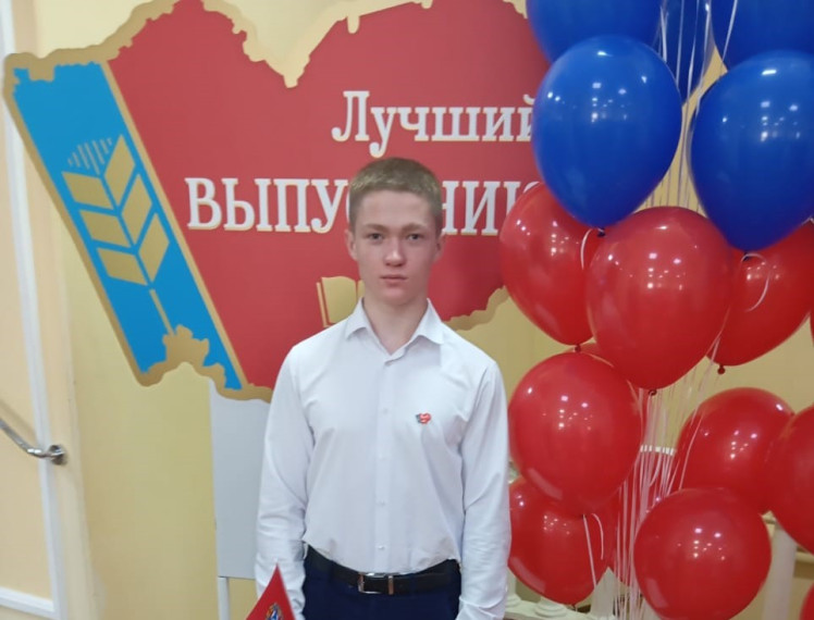 Дмитрий Шилов, золотой медалист 2024 года, в числе лучших выпускников Алтайского края побывал на встрече с губернатором Алтайского края, Виктором Томенко.